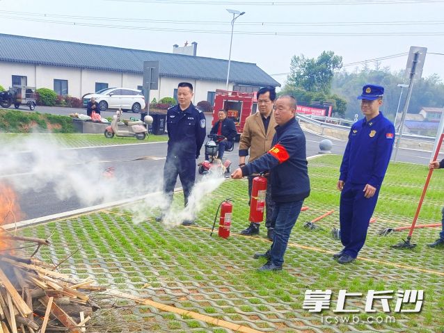 消防器材实操培训环节现场。  均为长沙晚报通讯员 张杰锋 供图