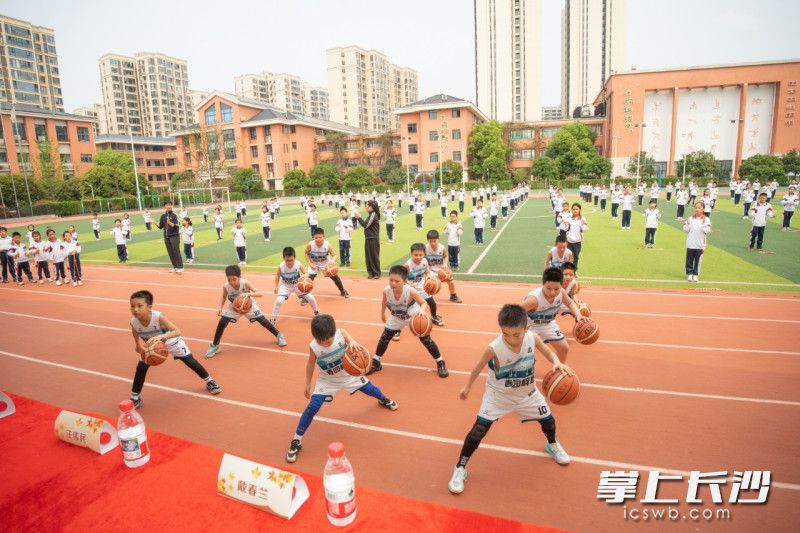 梓枫篮球少年活力四射。 梓枫篮球少年活力四射。