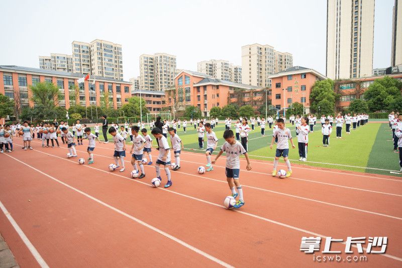 开幕式上,青园梓枫学生表演足球运球。均为通讯员 吴翔 供图 开幕式上,青园梓枫学生表演足球运球。均为通讯员 吴翔 供图