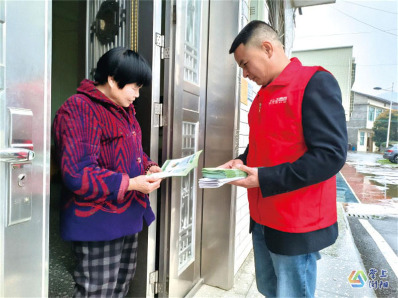 大瑶镇杨花村，志愿者走村入户发放宣传资料，让移风易俗理念入脑入心。杨花村供图