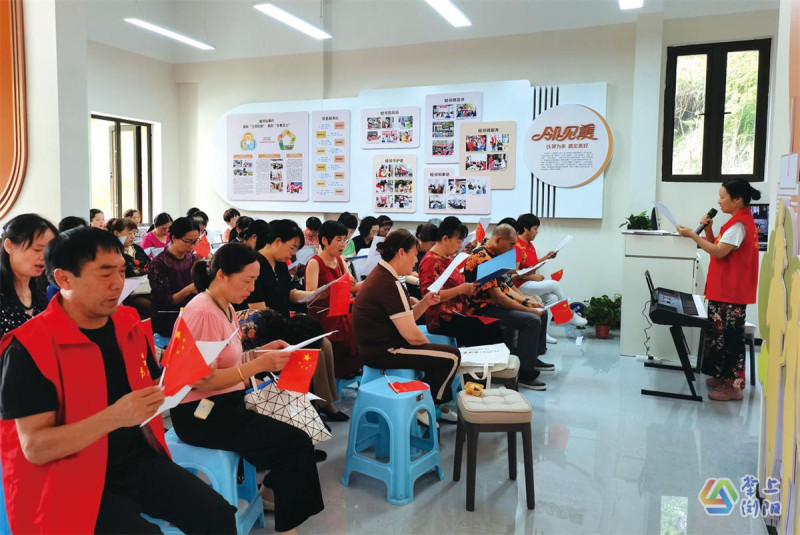 淮川街道翠园社区颐养阁居家养老服务站里，老人们沉浸式学习声乐。翠园社区供图