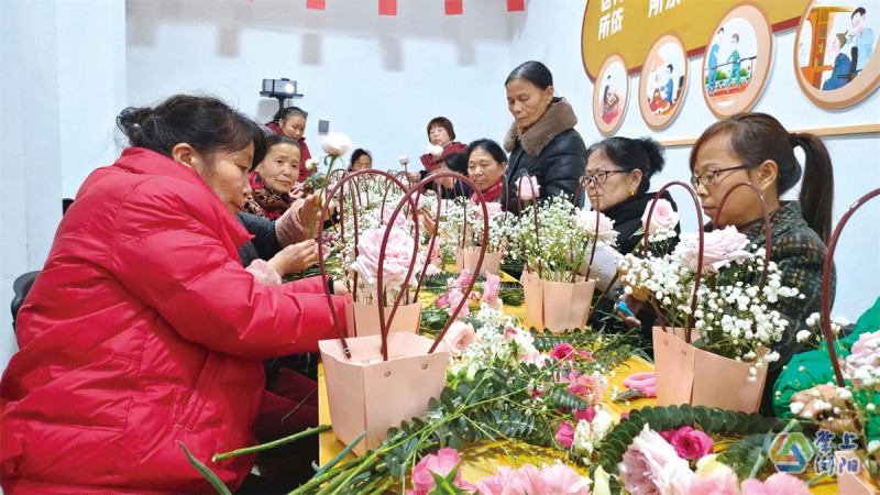 关口街道水佳社区多彩阳光居家养老服务站依托“三八”国际妇女节，组织老年人开展插花活动，丰富晚年生活。水佳社区供图