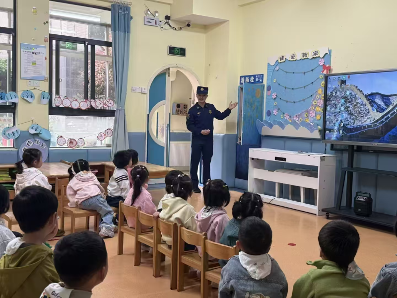 消防员将安全的种子播撒在幼儿心中。 长沙晚报通讯员 叶枫 摄