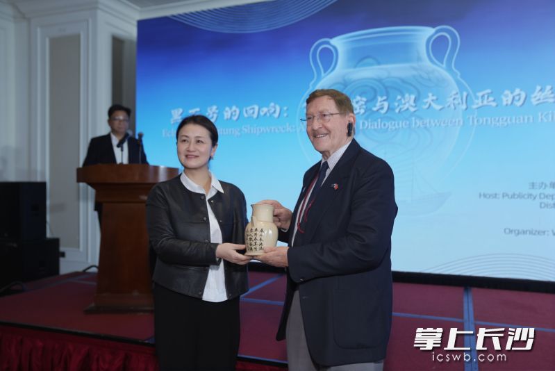 以瓷为媒定格中澳友好瞬间。 长沙晚报全媒体记者 张馨以 摄