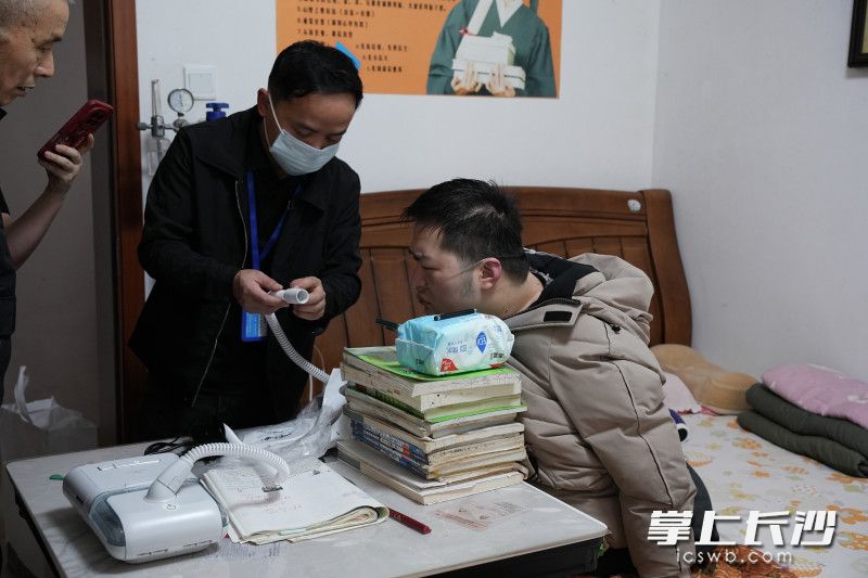 工作人员细致地安装并调试呼吸机。