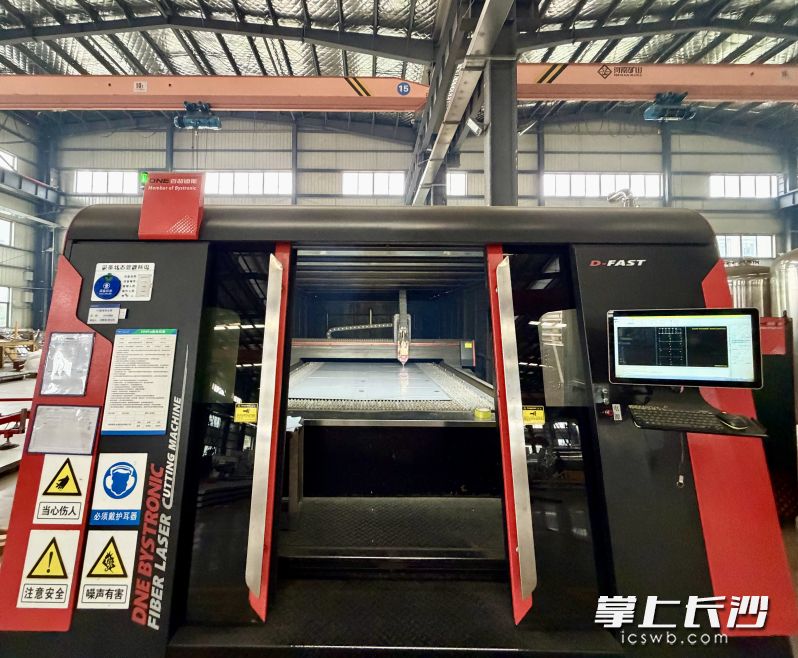 机械手臂智能化作业的激光切割线现代感十足。