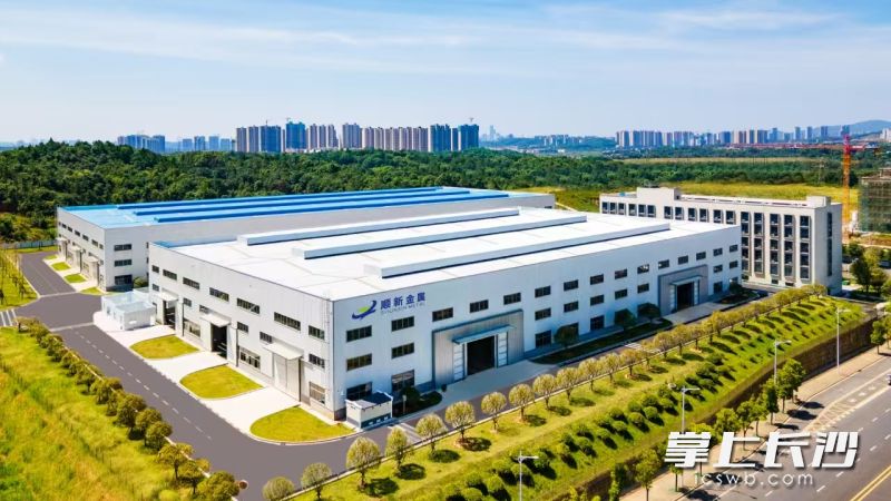 顺新金属由做贸易的“钢材铺”蜕变为现代化智造工厂。 均为长沙晚报全媒体记者李卓摄