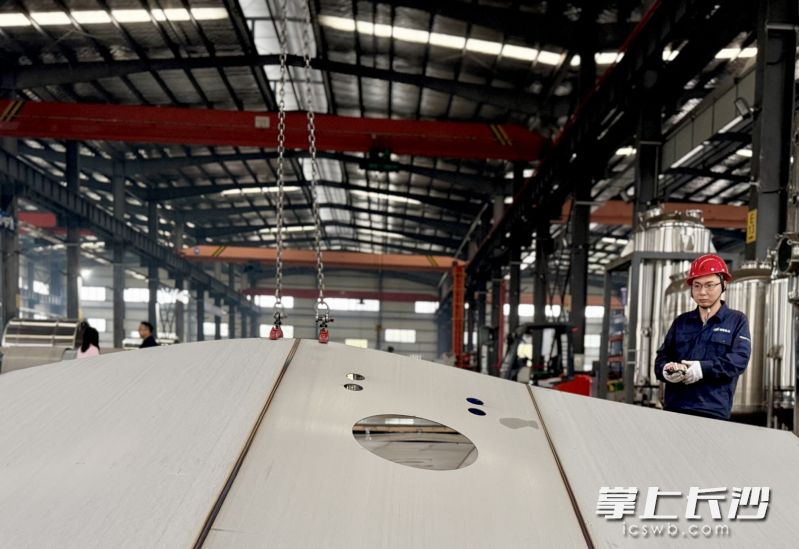 巨大的厂房车间里，工人寥寥，大量采用自动化、智能化作业。