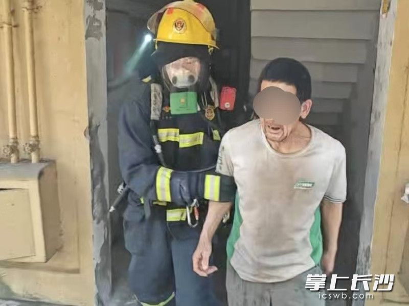 消防员成功营救出被困人员。 长沙晚报通讯员 罗琦瑜 摄