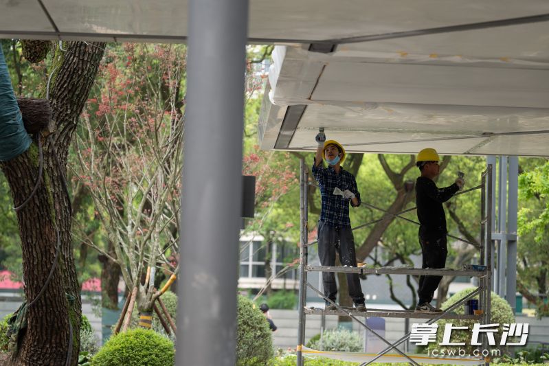 工人正在进行收尾施工。