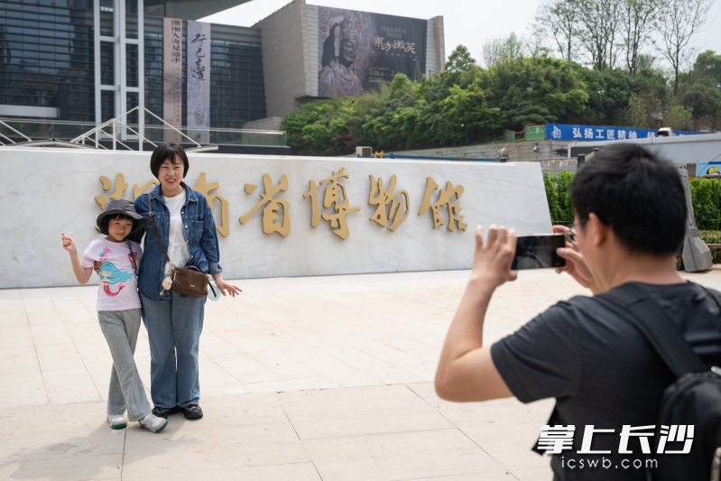 市民游客打卡省博。
