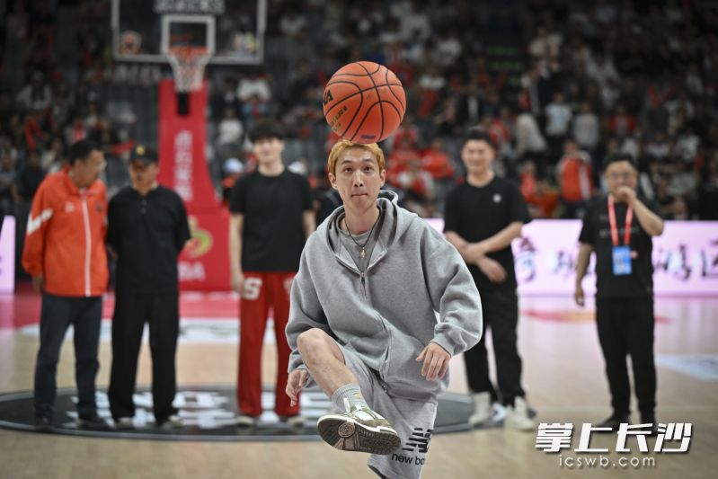 比赛中场间隙，“湘超”长沙队队员与“湘BA”长沙队队员互动，图为黄毅用脚罚篮。