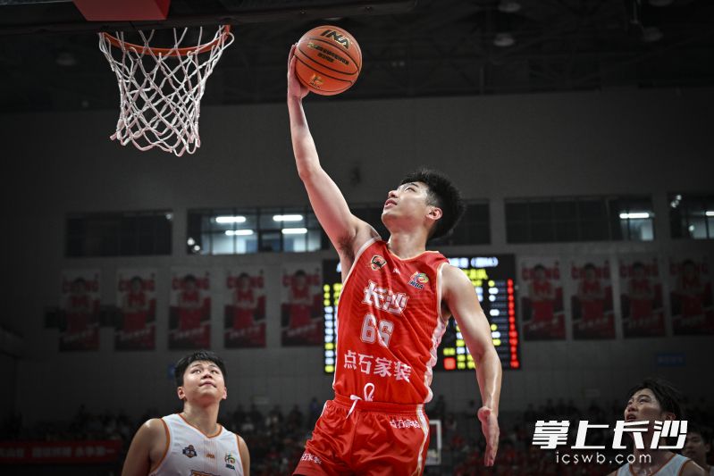长沙队薛金昆上篮。
