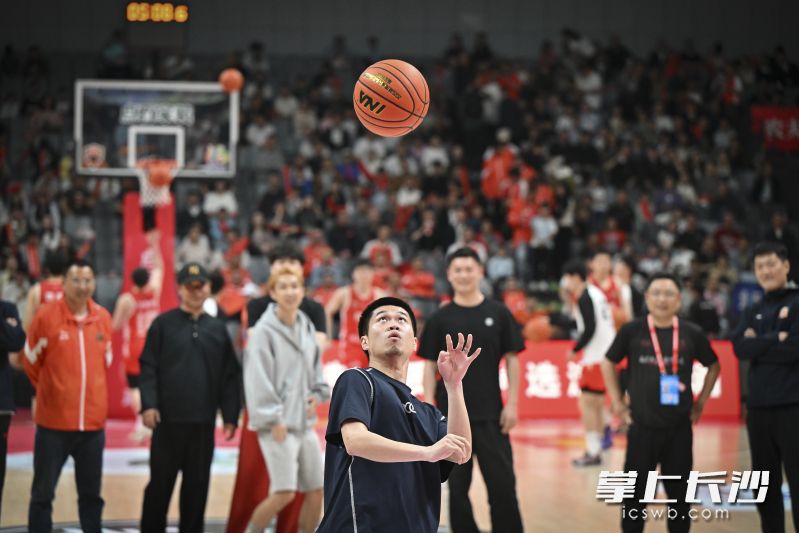 “湘超”长沙队队员谭想头球投篮。