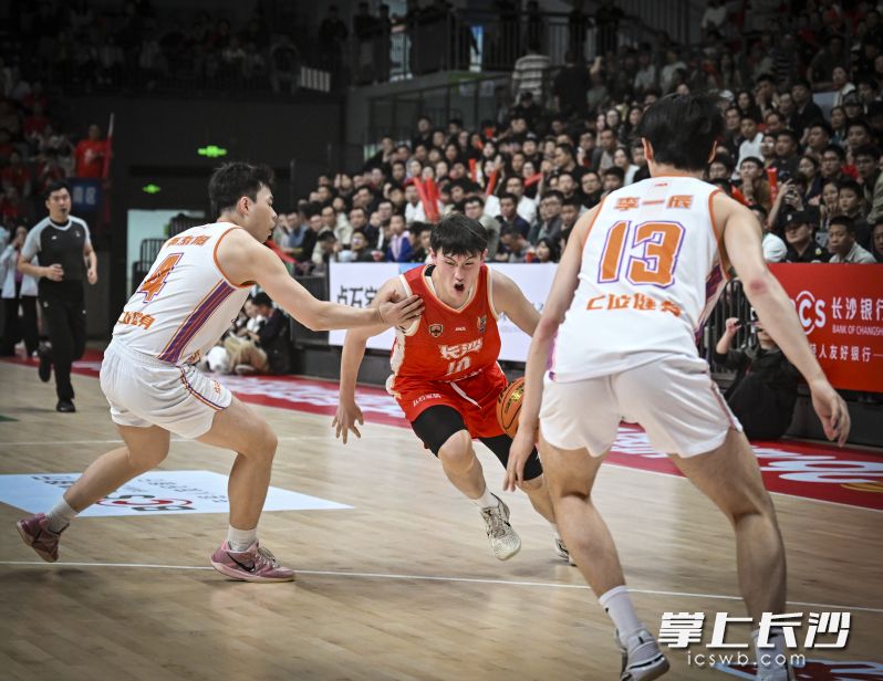 长沙队队员王裕熙在比赛中突破。