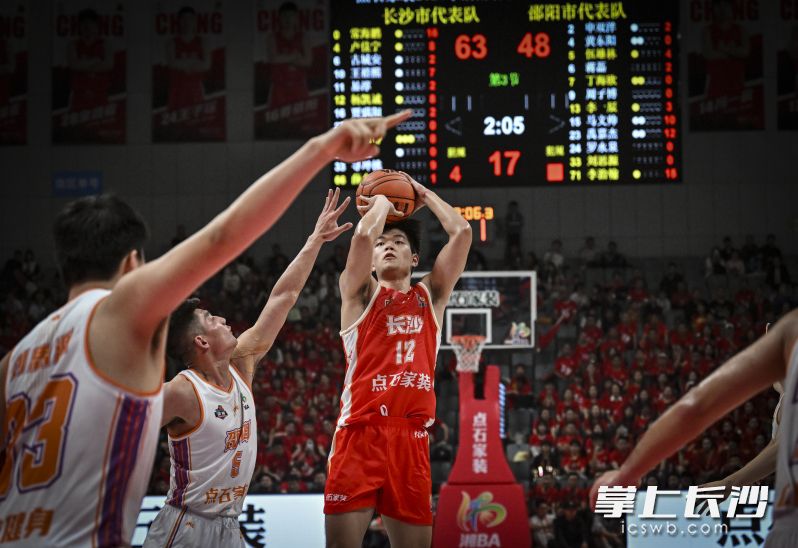 长沙队队员杨凯诚中投。