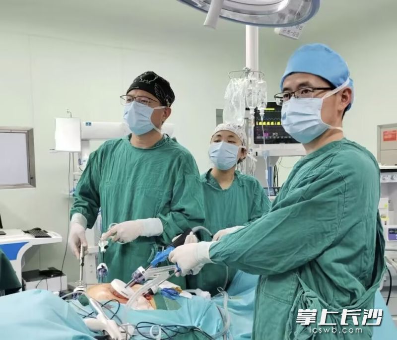 长沙市第四医院刘杰锋、张正鹏手术团队为吴爹爹实施腹腔镜直肠癌根治术。 均为长沙晚报通讯员陈游供图