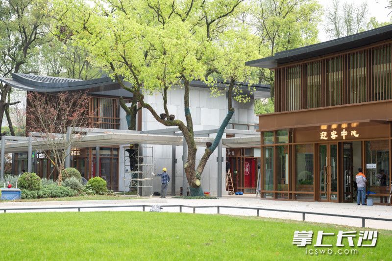 即将完工的游客中心。