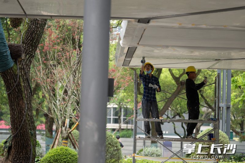 工人正在进行施工。