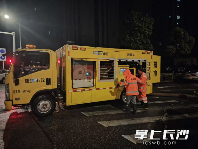 此次强降雨排涝应急处置工作，共出动车辆107台次、人员364人次。  长沙晚报通讯员 周佼 供图