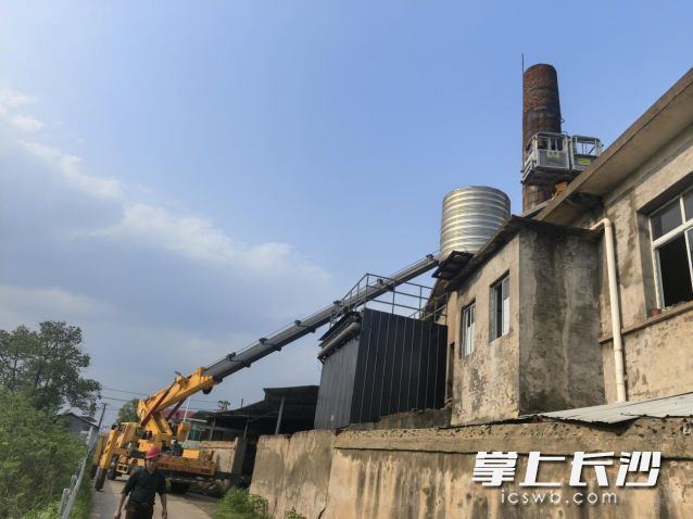 拆除存在安全隐患的老旧烟囱。 长沙晚报通讯员 邓娟 供图