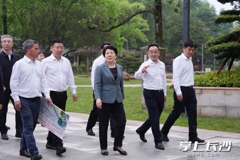 4月10日,省委常委、市委书记吴桂英调研湖南省博物馆和湖南烈士公园“馆园融合”工作。 4月10日,省委常委、市委书记吴桂英调研湖南省博物馆和湖南烈士公园“馆园融合”工作。