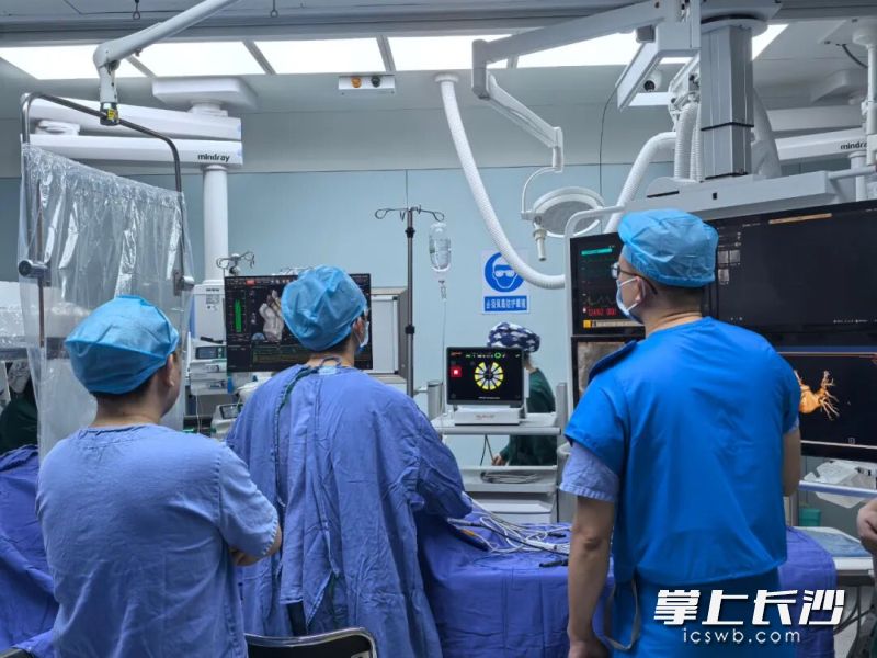 蒋志明主任团队正在认真地为莫爹爹进行手术。医院供图