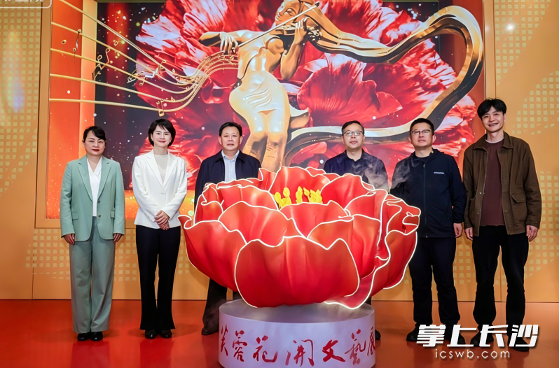 4月10日,“芙蓉花开”文艺展第二期——湘、陕、浙、鲁、桂五省区青年书法联展在长沙隆平水稻博物馆开幕。 均为长沙晚报全媒体记者陈焕明、通讯员文进摄 4月10日,“芙蓉花开”文艺展第二期——湘、陕、浙、鲁、桂五省区青年书法联展在长沙隆平水稻博物馆开幕。 均为长沙晚报全媒体记者陈焕明、通讯员文进摄