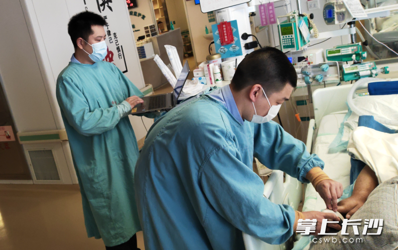 芙蓉公安为突发脑溢血住院治疗的刘先生急症急办。 均为通讯员供图 芙蓉公安为突发脑溢血住院治疗的刘先生急症急办。 均为通讯员供图