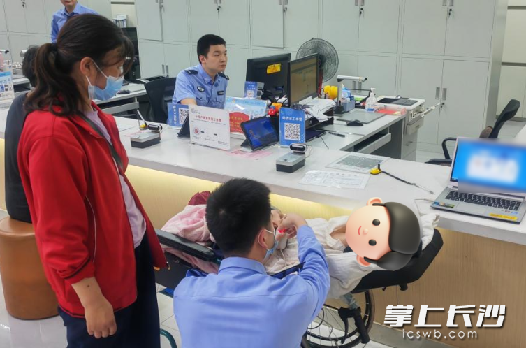 张先生行动不便,在办证过程中,有工作人员全程贴心协助。 张先生行动不便,在办证过程中,有工作人员全程贴心协助。