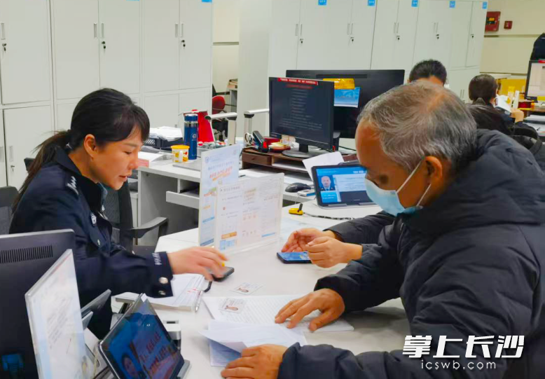 长沙市公安局芙蓉分局治安管理大队窗口民辅警耐心给老年人讲解政策。 长沙市公安局芙蓉分局治安管理大队窗口民辅警耐心给老年人讲解政策。