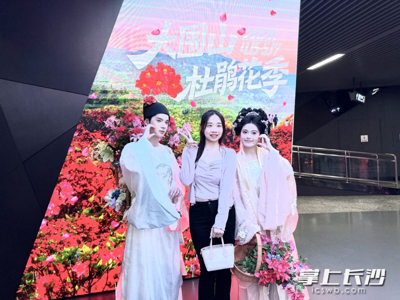 市民在地铁站内打卡拍照。