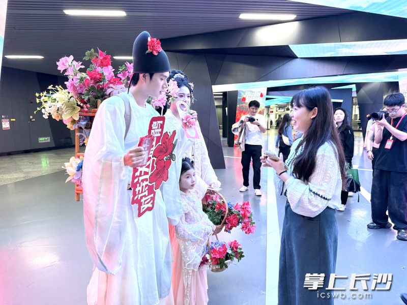 地铁站内邀请游客对诗答题，赠送赏花门票。