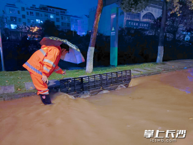 宁乡市城区排水事务中心工作人员逐点清理雨水篦子、排水管网内的落叶等堵塞物,确保城区排水系统通畅。宁乡市住建局供图 宁乡市城区排水事务中心工作人员逐点清理雨水篦子、排水管网内的落叶等堵塞物,确保城区排水系统通畅。宁乡市住建局供图