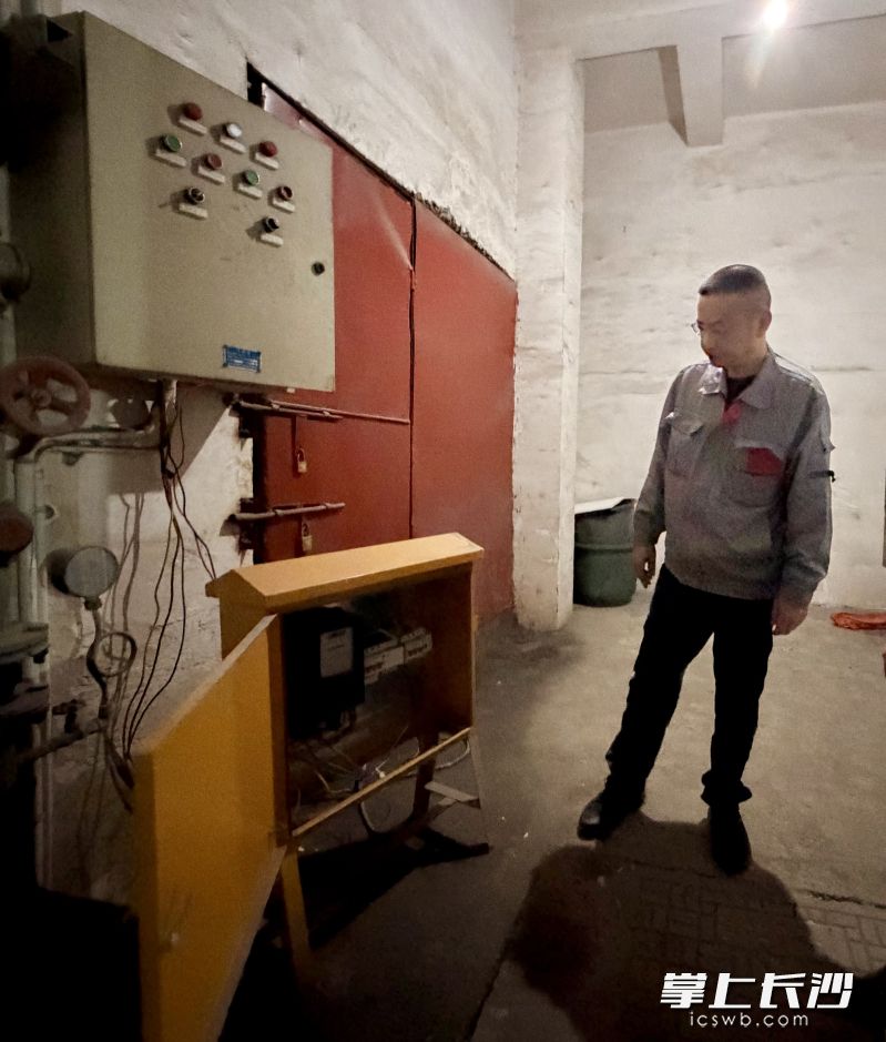 今年汛期，与烂尾楼一门之隔的四方锦城小区地下车库干燥无积水，物业工作人员和防汛设备随时待命。 长沙晚报全媒体记者 李卓 摄