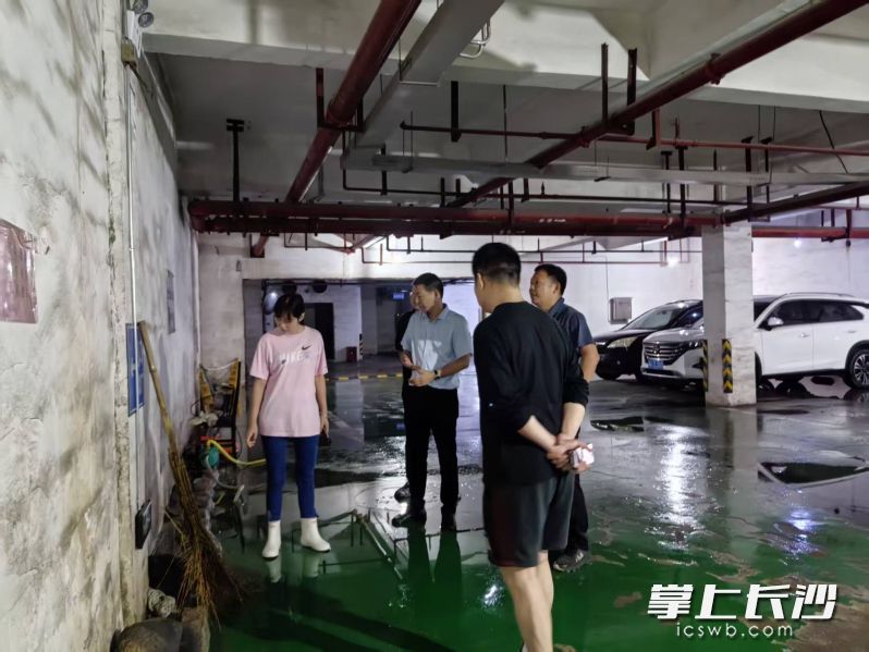 去年汛期隔壁烂尾楼小区渗水最严重时，社区和物业组织抽排积水。 长沙晚报通讯员 汤芬 摄