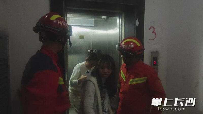 消防员成功营救被困人员。 长沙晚报通讯员 王磊 摄