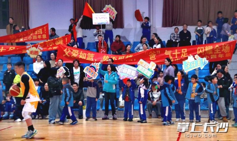 “雷小锋”纷纷为爸爸们加油鼓劲。