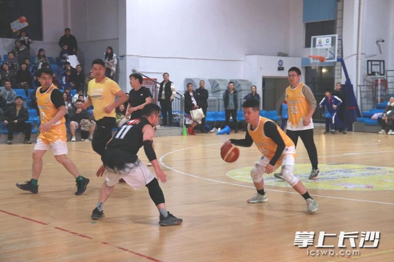 近日，湖南师大附中星城实验第二小学举行首届“爸BA”篮球赛。均为通讯员 郭智勇 供图
