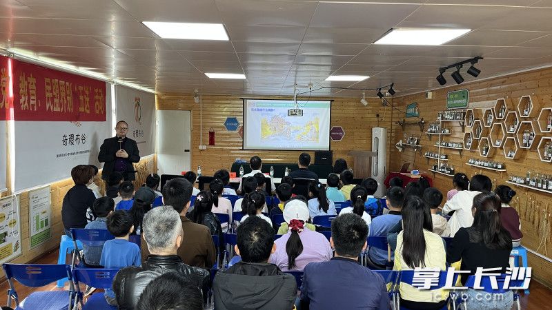 4月12日，“敲石——生命的起源与进化”科普课热闹开讲。均为长沙晚报通讯员 张思宇 供图