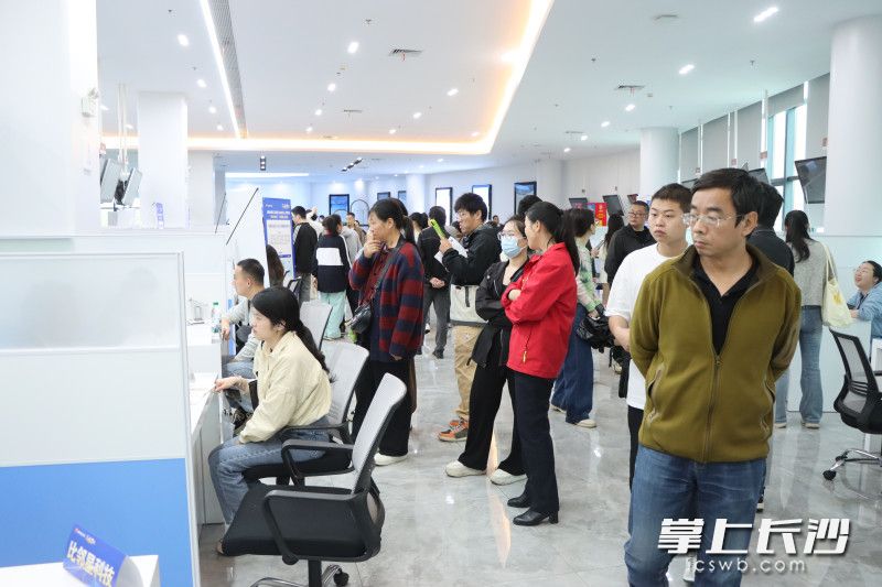现场共收到简历1368份，317人达成初步就业意向。