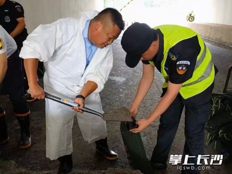 中铁城建在雨前就开始清理排水沟、试转水泵、装运沙袋。