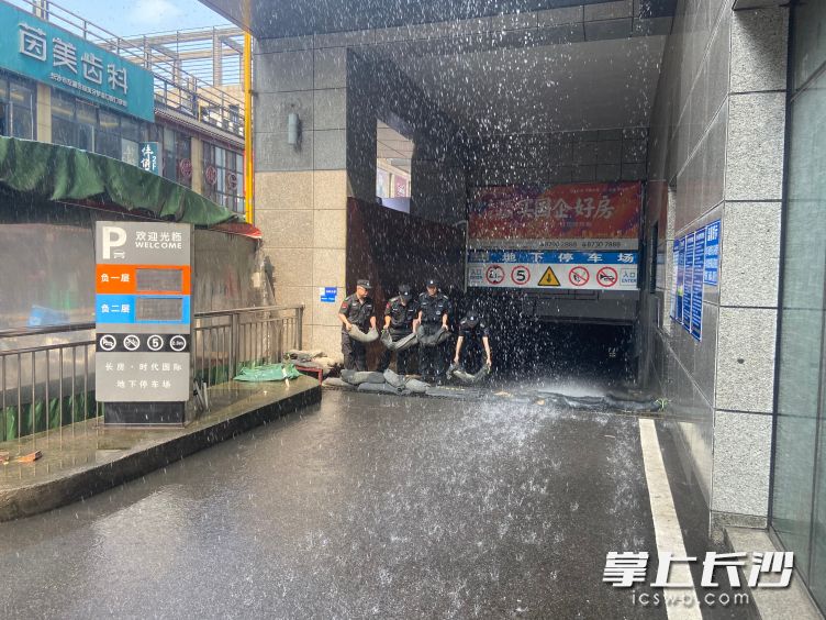 长房物业正在小区开展防汛实战演练。  均为通讯员供图