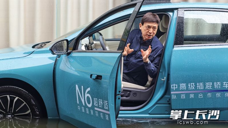 湖南兰天集团董事长汤国华在演示车辆涉水时的注意事项。  长沙晚报全媒体记者 曹开阳 摄