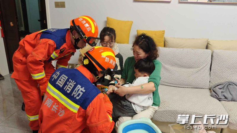消防人员正在救援。长沙晚报通讯员 杨慧 摄