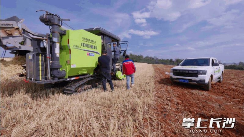 中联重科服务团队贴心守护农机手作业。受访者供图