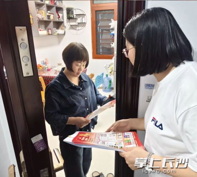 工作人员上门宣讲，提升全民安全意识。  均为长沙晚报通讯员张柳杉供图