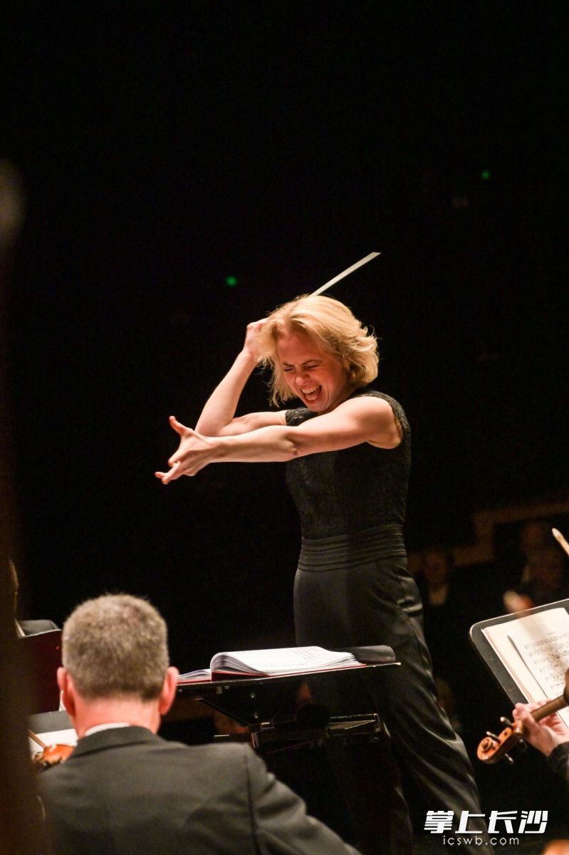 安娜·斯克瑞莱娃在指挥中。