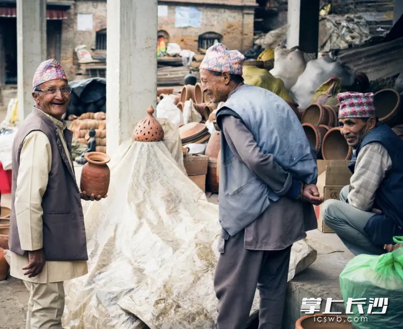 松弛感拉满的尼泊尔街头。