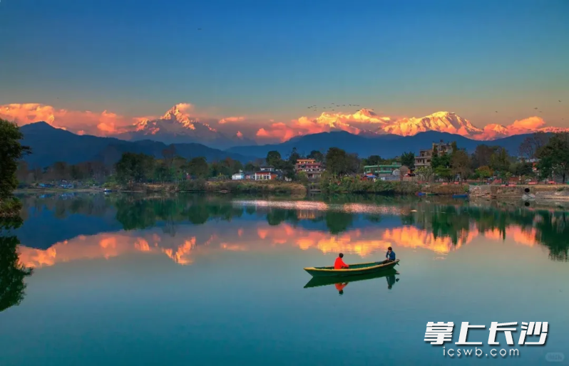 泛舟湖上，看雪山奇观。